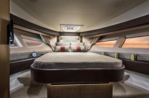 Компания Sea Ray готовится представить европейской публике свою новую моторную яхту - Sea Ray 400 Sundancer. 09