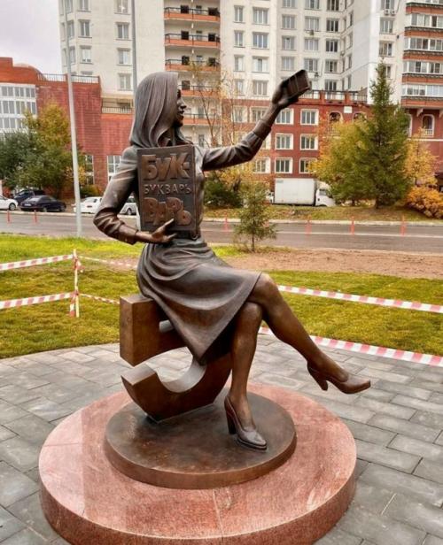 Памятник учительнице с выпирающими сосками жителей возмутил. 01