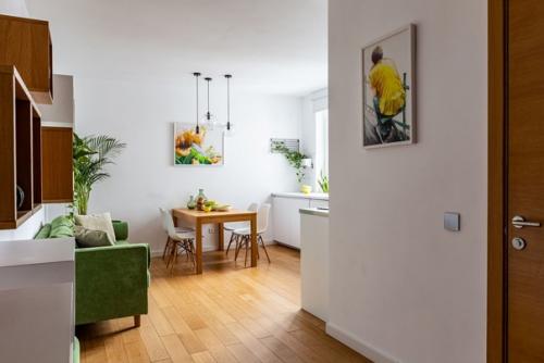 Чудесный, солнечный интерьер кухни - гостиной в скандинавском стиле. 08