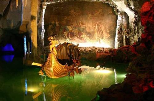 Король Людвиг II славился своей любовью к роскошным замкам, которые начинали строиться по всей Баварии в период его правление. 03