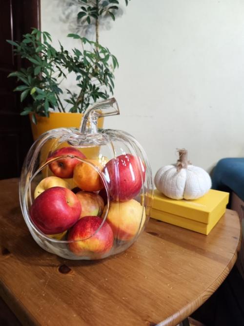 Недели через три пора будет менять декор квартиры на зимний, а я ещё осенним не похвасталась. 02