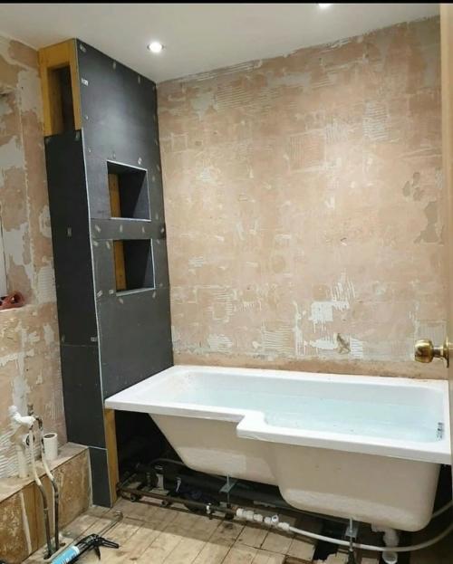 Ванная комната до и после ремонта - словно два совершенно разных пространства. 01