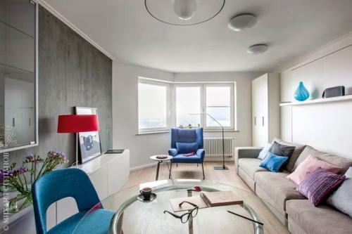 Лаконичный интерьер в стиле минимализм, в котором присутствуют характерные детали: яркие акценты и необычные изделия из металла и стекла. 03