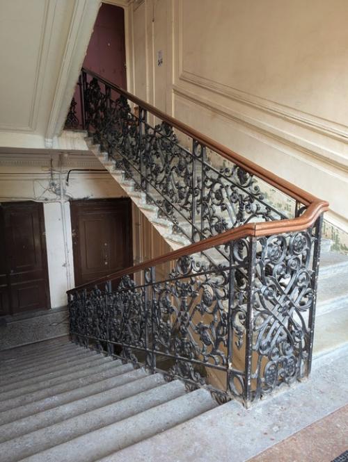 Случайно распахнулись двери - кому-то привезли мебель, и я зашла. 05