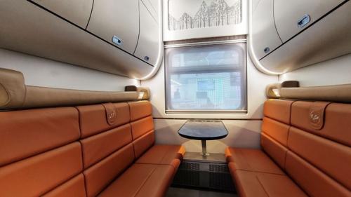 Новости. На форуме Транспорт России холдинг РЖД презентовал модернизированный вагон СВ с обновлённым интерьером. 01