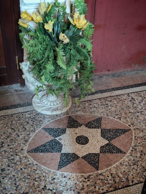 Случайно распахнулись двери - кому-то привезли мебель, и я зашла. 04