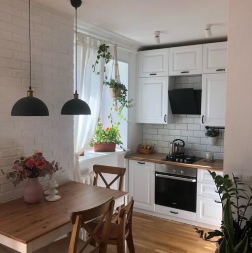 Зеркало с освещением в ванной - это не только стильный элемент интерьера, но и очень удобный предмет. 01