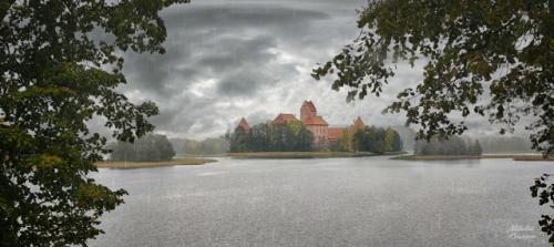 Литва.  Поместье ужутракис (затрочье) с роскошным дворцом, именуемым белым лебедем озера гальве. 04