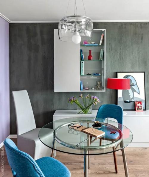 Лаконичный интерьер в стиле минимализм, в котором присутствуют характерные детали: яркие акценты и необычные изделия из металла и стекла. 02