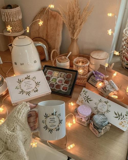 Зимнее настроение в интерьере дома с декором в виде больших звезд, спальней украшенной гирляндой и ванной комнатой с окном до пола. 01