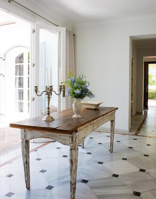 Интерьер этого милого особняка в Испании сочетает в себе функциональность дома на побережье и современный стиль городского жилья. 01