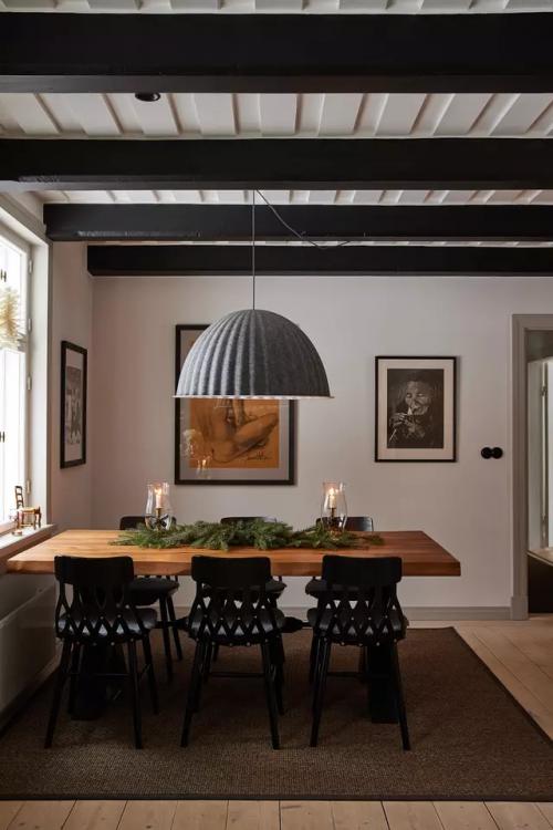 Дизайнер интерьеров Шарлотта савандер отреставрировала старый семейный дом, сочетая скандинавский стиль и антиквариат. 
