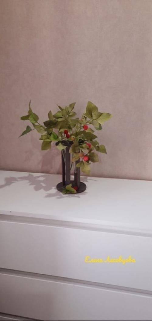 Композиция готова с веточками малины. 04