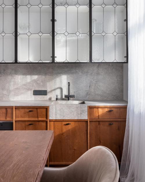 Реализованный интерьер квартиры для молодой пары, они ведут активный образ жизни, редко бывают дома и почти не готовят. 02