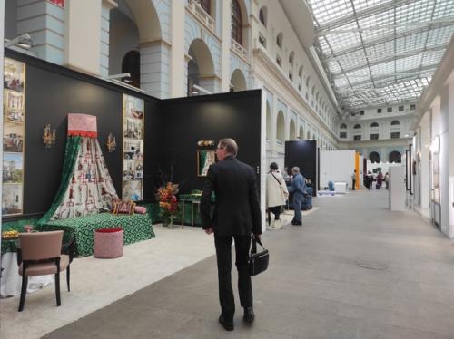 Выставка дизайн интерьера демонстрирует современные тенденции и знакомит с дизайнерскими салонами и художниками. 04