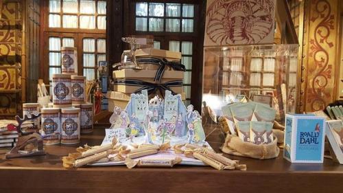 Livraria Lello.  Cамый красивый книжный магазин европы. 01