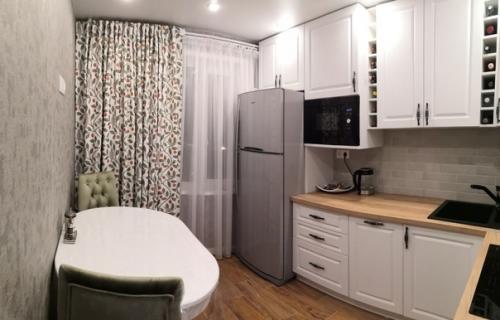 Все тут выкладывают шикарные ремонты, а я покажу свой простенький вариант кухни. 01