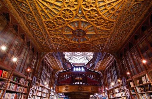 Livraria Lello.  Cамый красивый книжный магазин европы. 03
