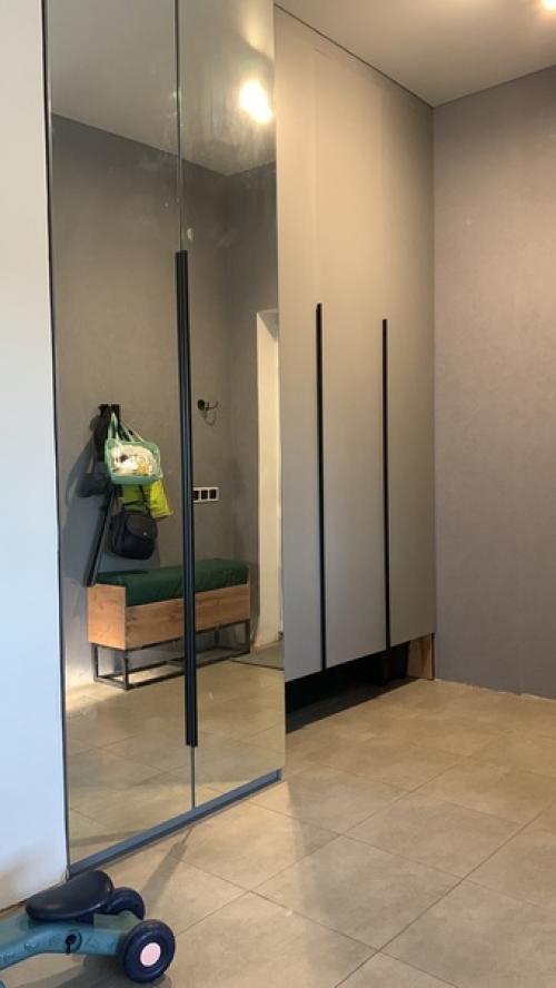 Когда мне не были доступны переезды и ремонты - в детстве у родителей, в студенчестве на съеме - я всегда затевала перестановку мебели. 01