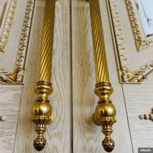 Золотые люстры, статуи и бассейн в форме гроба - как выглядит особняк бывшего депутата Латышева. 06 Золотые люстры, статуи и бассейн в форме гроба - как выглядит особняк бывшего депутата Латышева. 06