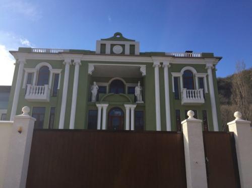 Новороссийская Рублевка: дома с бассейном наизнанку, античные фигуры и недвижимость за 130 миллионов. 03