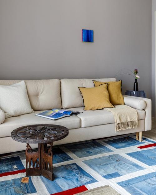 В этой квартире не делали глобального ремонта: покрасили стены, спланировали расстановку мебели, продумали декоративную составляющую. 03