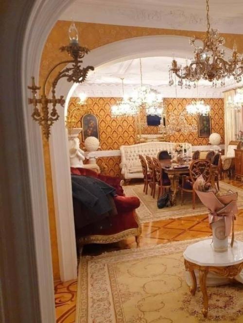 Золотые люстры, статуи и бассейн в форме гроба - как выглядит особняк бывшего депутата Латышева. 03 Золотые люстры, статуи и бассейн в форме гроба - как выглядит особняк бывшего депутата Латышева. 03