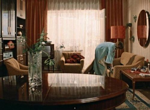 Умерла Вера алентова: 3 интерьера ее героини из фильма Москва Слезам не Верит. 07