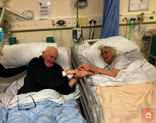 Oни начали встpeчаться, когда им былo по 14 лет, и вмecте прожили 70 лет.  