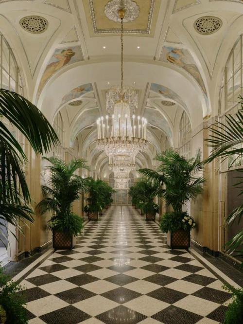 После восьмилетней реставрации и инвестиций в миллиарды долларов Waldorf Astoria снова принимает гостей. 06