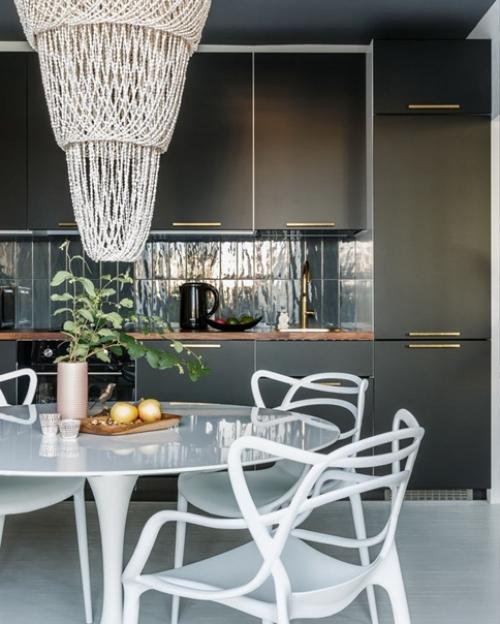 В основе интерьера этой яркой однушки с балконом - эклектика. 02