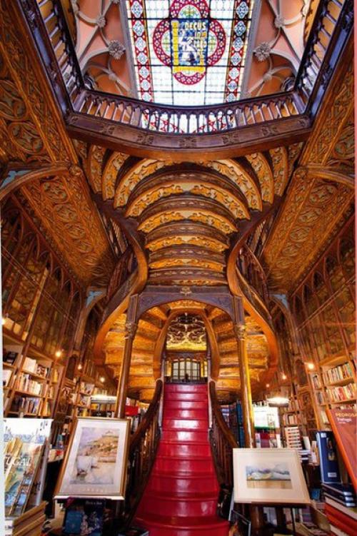 Livraria Lello.  Cамый красивый книжный магазин европы. 04