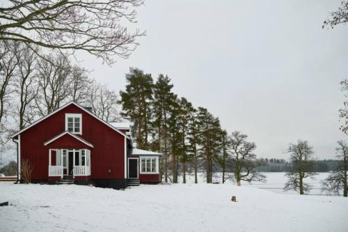 Дизайнер интерьеров Шарлотта савандер отреставрировала старый семейный дом, сочетая скандинавский стиль и антиквариат. 08