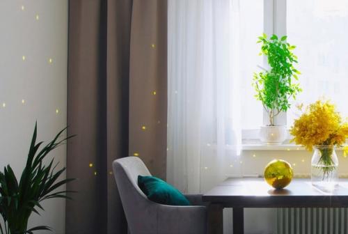 Лаконичный, простой, функциональный, но в то же время, яркий, контрастный и смелый интерьер кухни - гостиной в квартире для молодой пары. 07