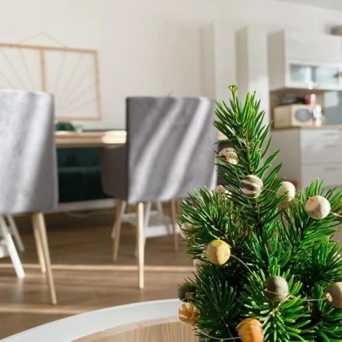 Сочетание бежевого и насыщенно - зеленого выглядит естественно и свежо. 03