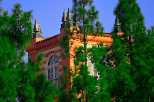 В этот день 1992 года мадонна приобрела особняк постройки 1920-х годов на малхолланд - драйв с видом на голливуд за 5 миллионов долларов. 05