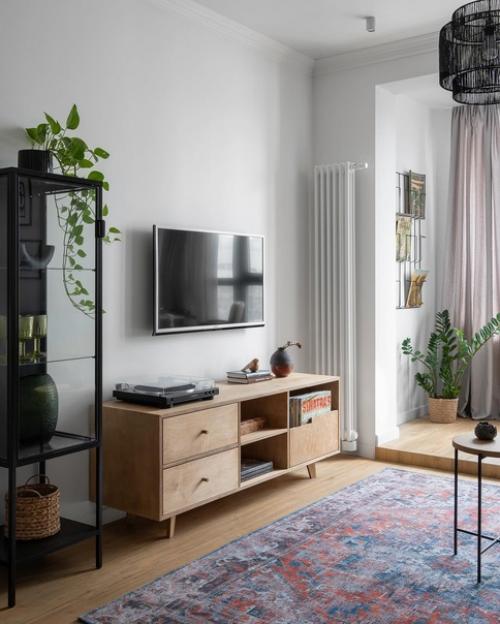 Молодая семейная пара купила эту квартиру и пригласила дизайнера Нину клюс разработать для них светлый и уютный интерьер в скандинавском стиле. 01