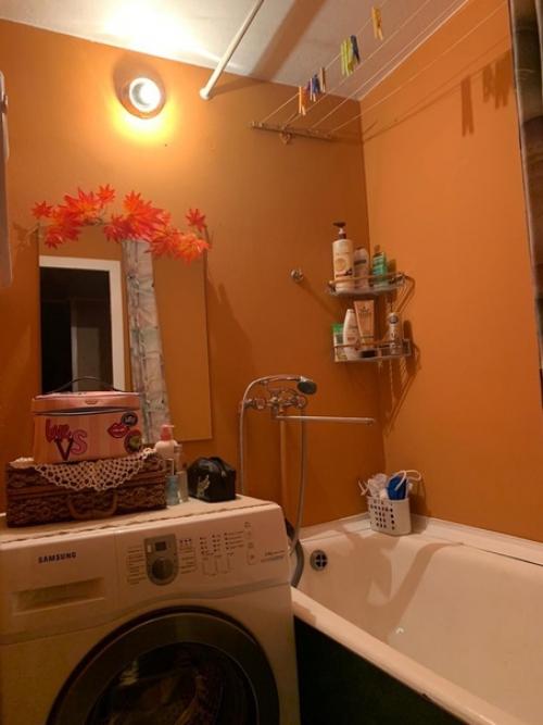 Девушка ванную комнату в съемной квартире освежила. 02