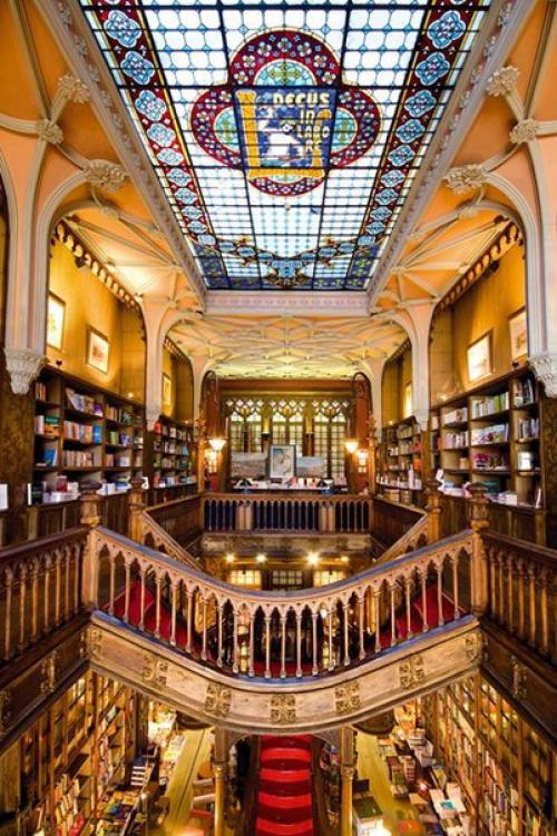 Livraria Lello.  Cамый красивый книжный магазин европы. 06