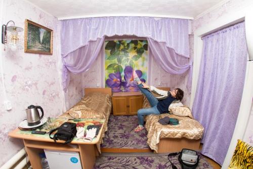 Мама только что: надо быть всё-таки хоть немножечко нормальным человеком, а не сраным веником!