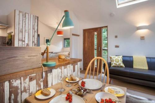 Уютный домик - скворечник в английском лесу. 03