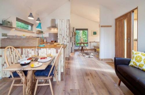 Уютный домик - скворечник в английском лесу. 07