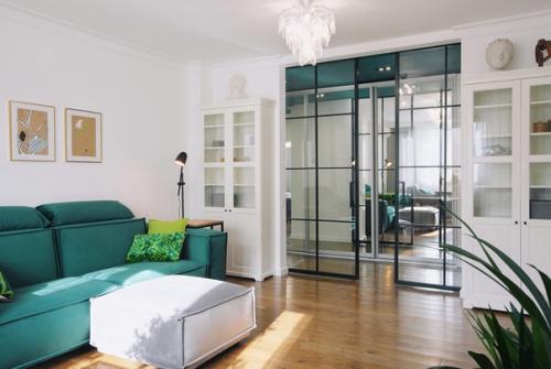 Лаконичный, простой, функциональный, но в то же время, яркий, контрастный и смелый интерьер кухни - гостиной в квартире для молодой пары. 04