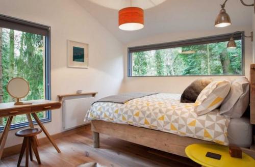 Уютный домик - скворечник в английском лесу. 04