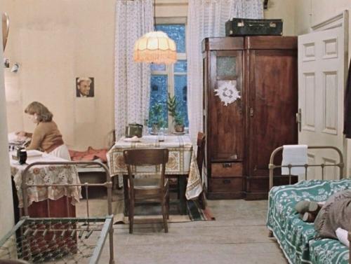 Умерла Вера алентова: 3 интерьера ее героини из фильма Москва Слезам не Верит. 01