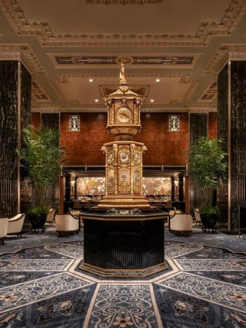 После восьмилетней реставрации и инвестиций в миллиарды долларов Waldorf Astoria снова принимает гостей. 03