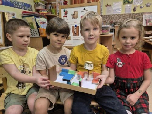 На этой неделе воспитанники группы N14 попробовали себя в роли дизайнеров интерьера. 01