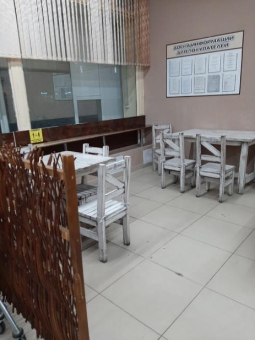 Высокий штиль.  На первый взгляд кажется что эта мебель, перекочевала в кафе заурядного супермаркета, из садового участка или дачной веранды. 01