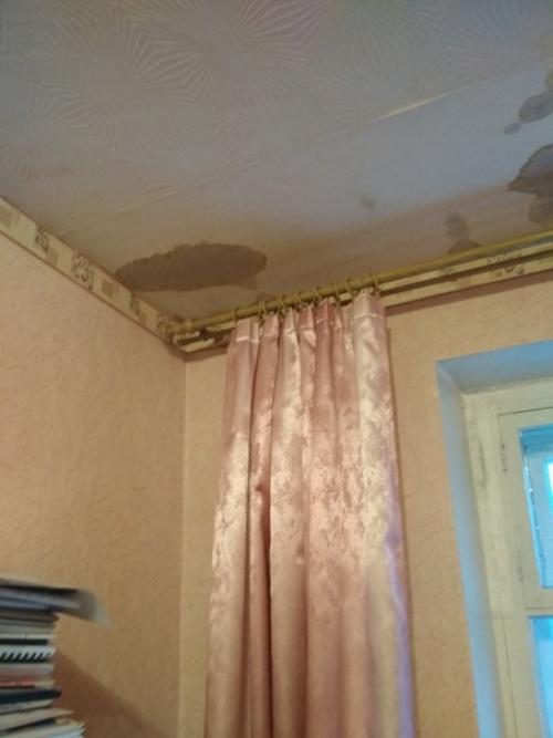 Вместо новогодней ёлки в квартире тазики с водой которая течет из пробитой ломами крыши. 01