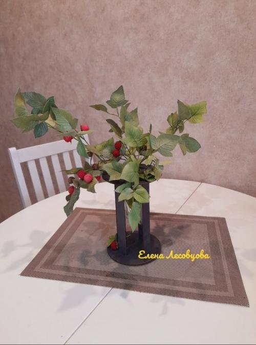 Композиция готова с веточками малины. 02